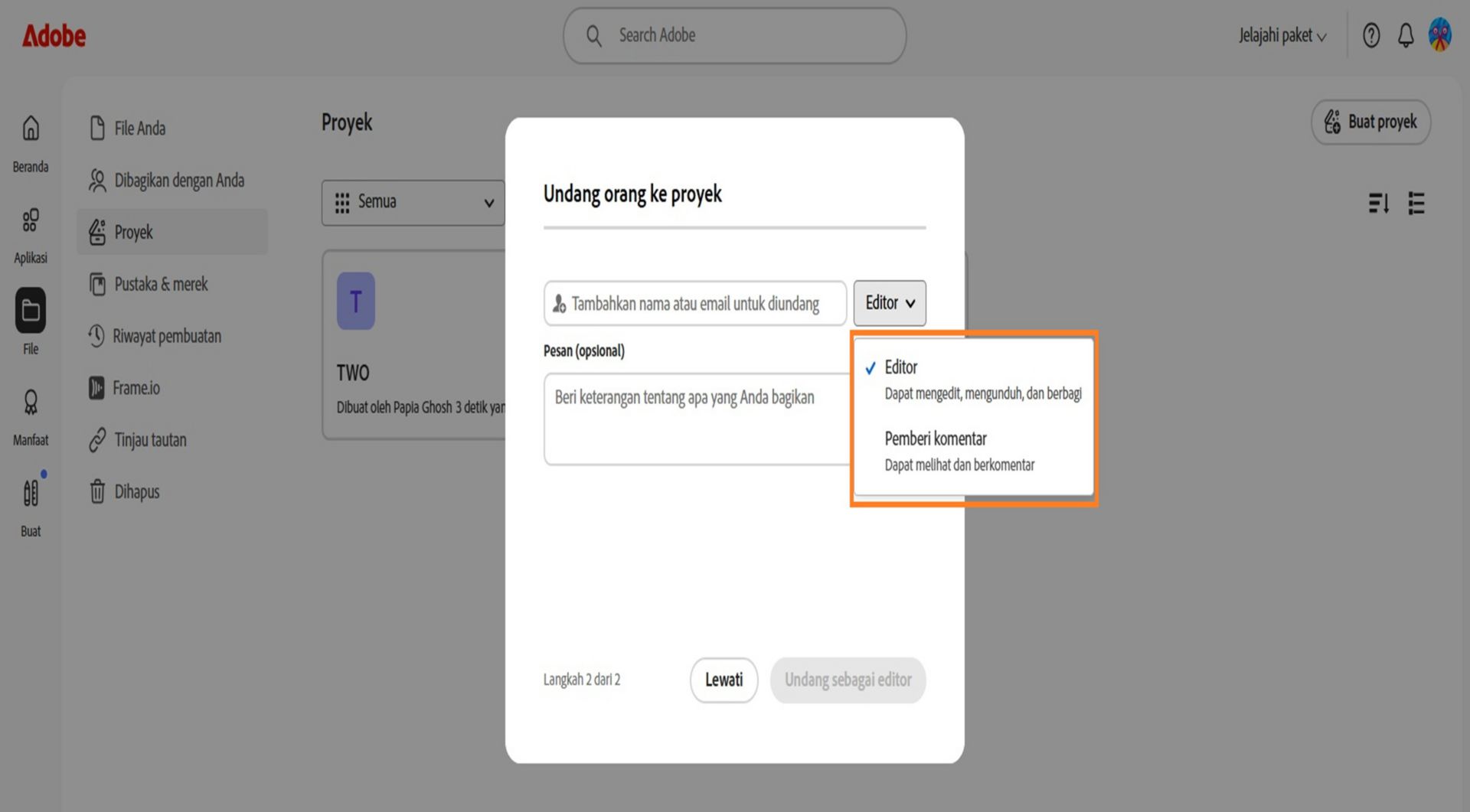 Menu dropdown yang disorot dalam kotak dialog memungkinkan Anda memberikan izin edit atau komentar kepada kolaborator Anda. 