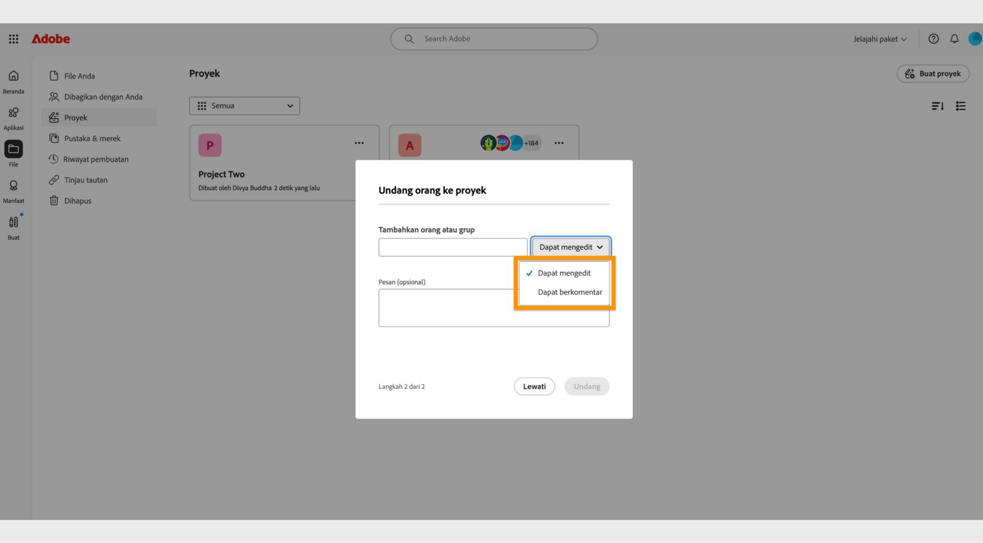 Menu dropdown yang disorot dalam kotak dialog memungkinkan Anda memberikan izin edit atau komentar kepada kolaborator Anda. 