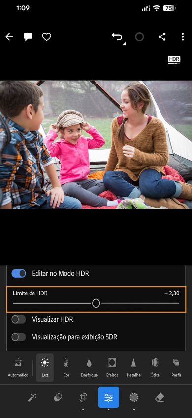 O controle deslizante do limite HDR é destacado no painel Luz, onde as imagens das crianças são exibidas em modo de lupa.