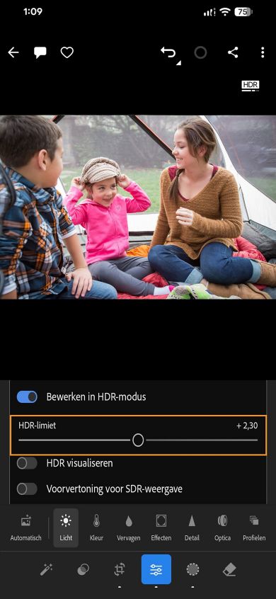 HDR-limiet schuifregelaar is gemarkeerd in het Licht-paneel waar afbeeldingen van kinderen in loepweergave staan.