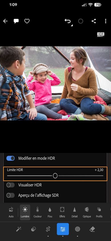Le curseur de limite HDR est mis en surbrillance dans le panneau Lumière où les images d’enfants sont en vue loupe.