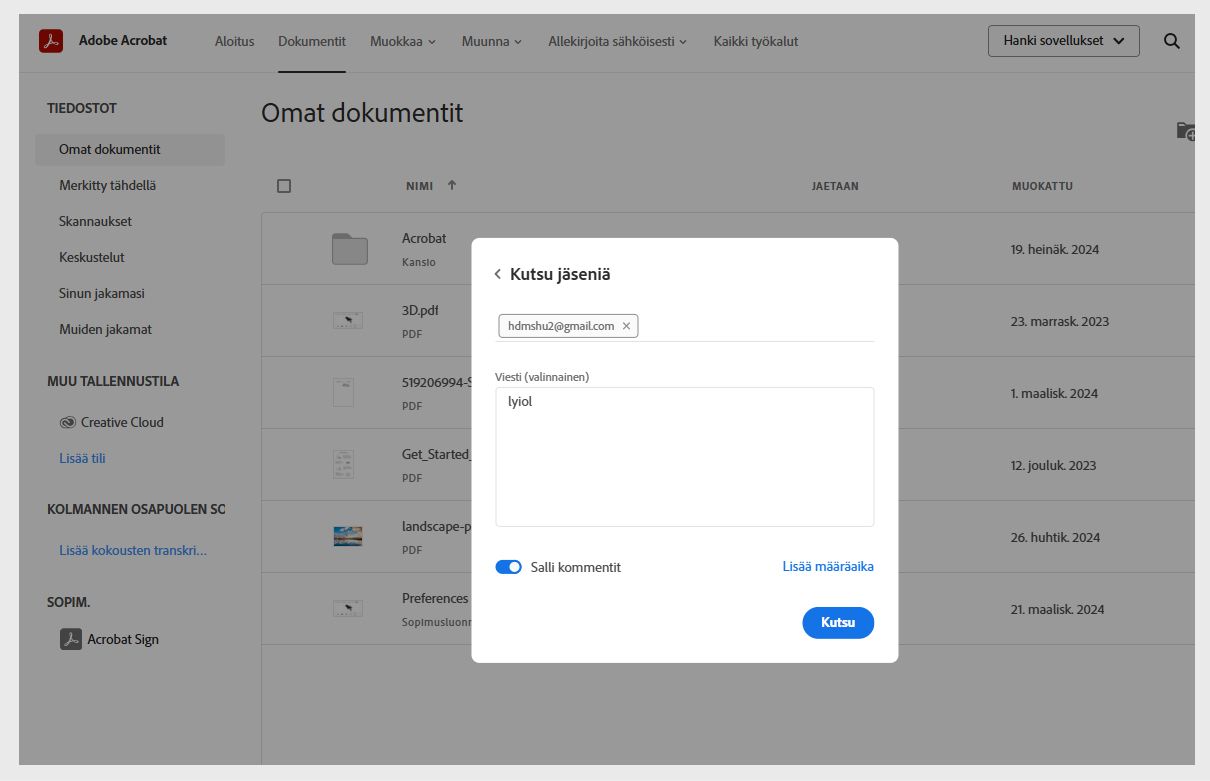 Kutsu jäseniä -valintaikkunassa näkyy kutsuttujen jäsenten sähköpostit, Viesti-kenttä, Salli kommentit -kytkin ja Kutsu-painike.