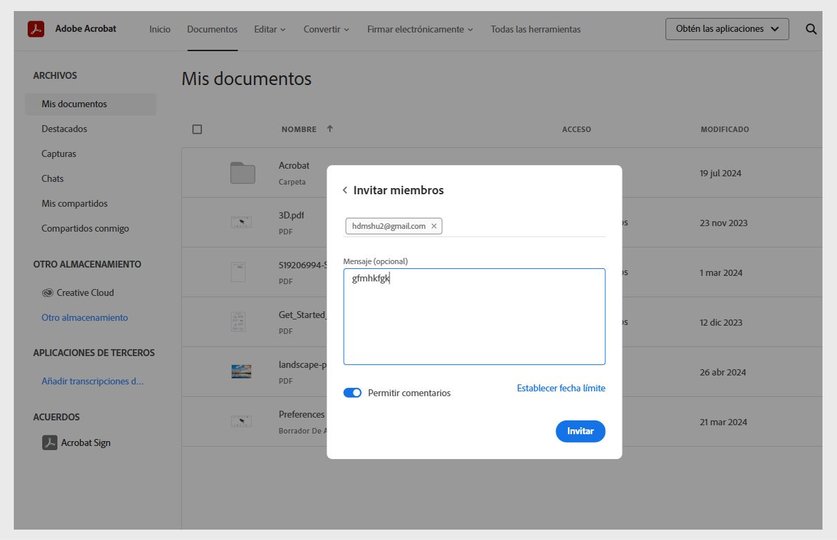 El cuadro de diálogo Invitar usuarios muestra los correos electrónicos de los usuarios invitados, el campo Mensaje, el conmutador Permitir comentarios y el botón Invitar.