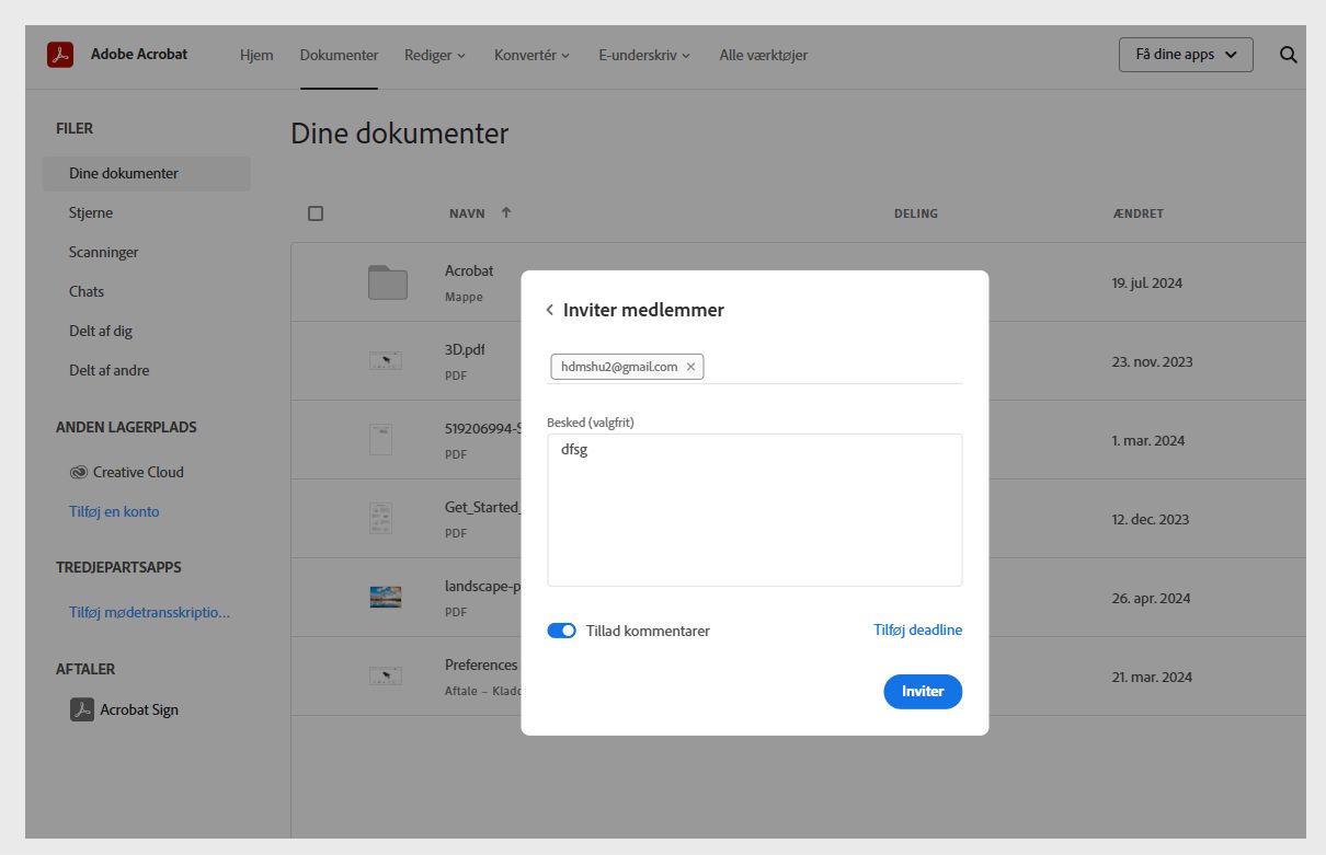 Dialogboksen Inviter medlemmer viser inviterede medlemmers mails, meddelelsesfelt, til/fra-knappen Tillad kommentarer og knappen Inviter.