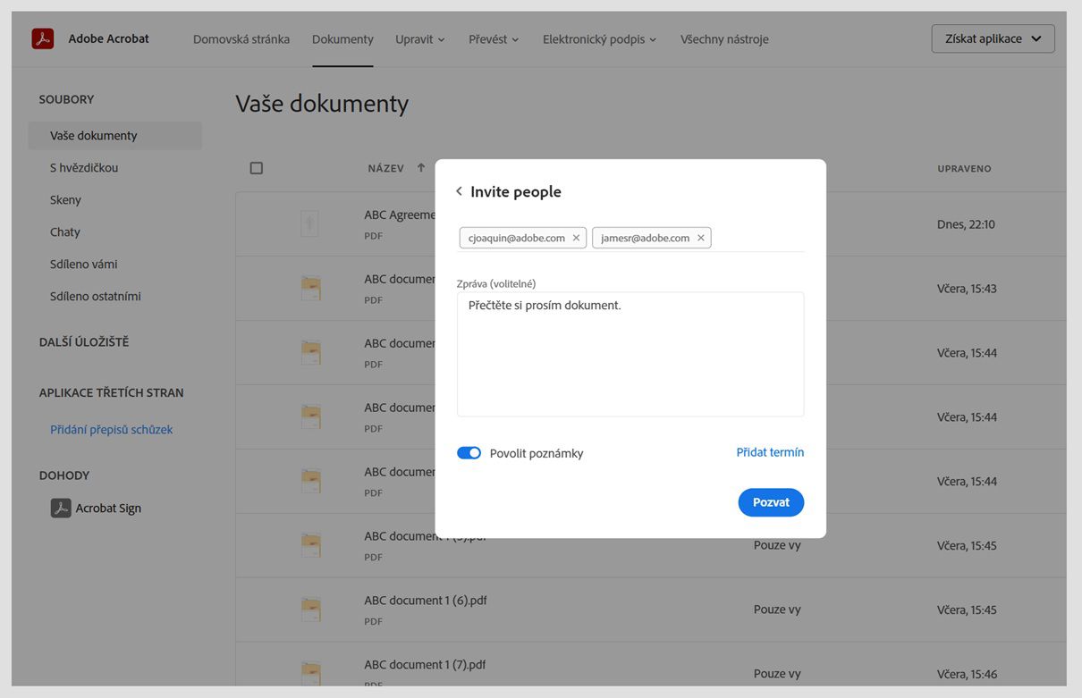 V dialogovém okně Pozvat členy se zobrazí e-mailové adresy členů, pole Zprávy, přepínač Povolit poznámky a tlačítko Pozvat.