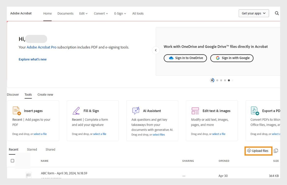 Adobe Acrobat Ana sayfasında Araçlar kartları ve son kullanılan dosyaların listesi görüntülenir. &quot;Dosyaları yükle&quot; düğmesi turuncu renkle vurgulanır.