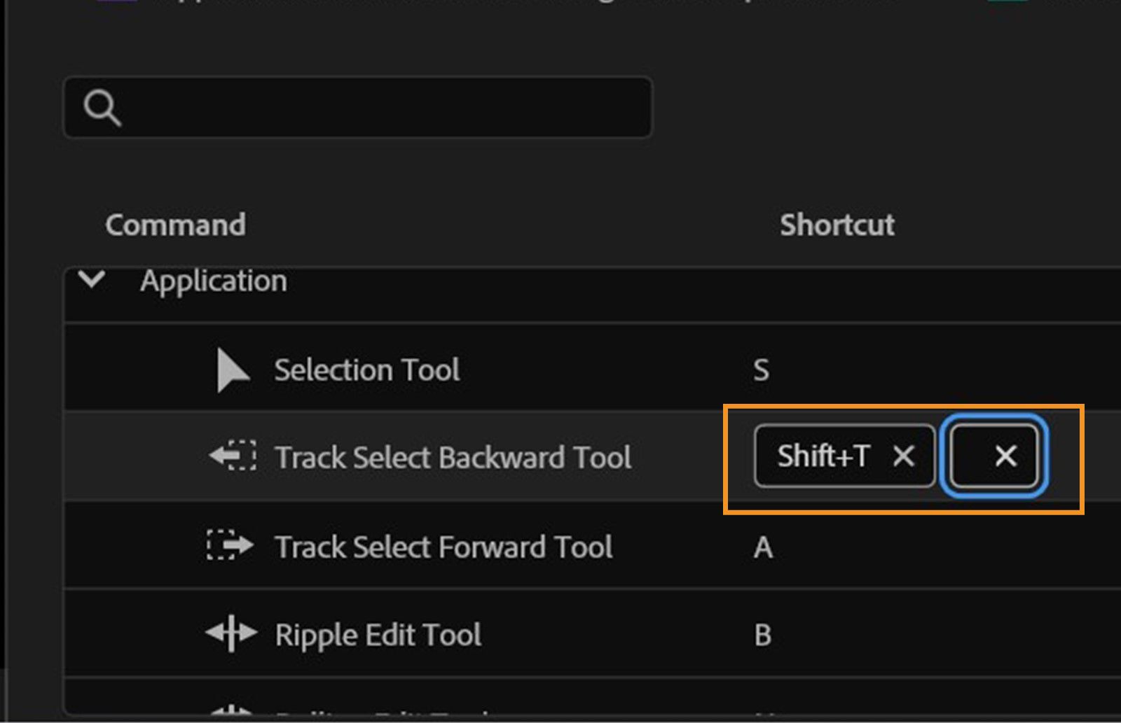 Il pannello mostra le scelte rapide da tastiera in Premiere Pro, dove puoi visualizzare, impostare o rimuovere tasti come Maiusc+T per lo strumento Selezione traccia indietro.