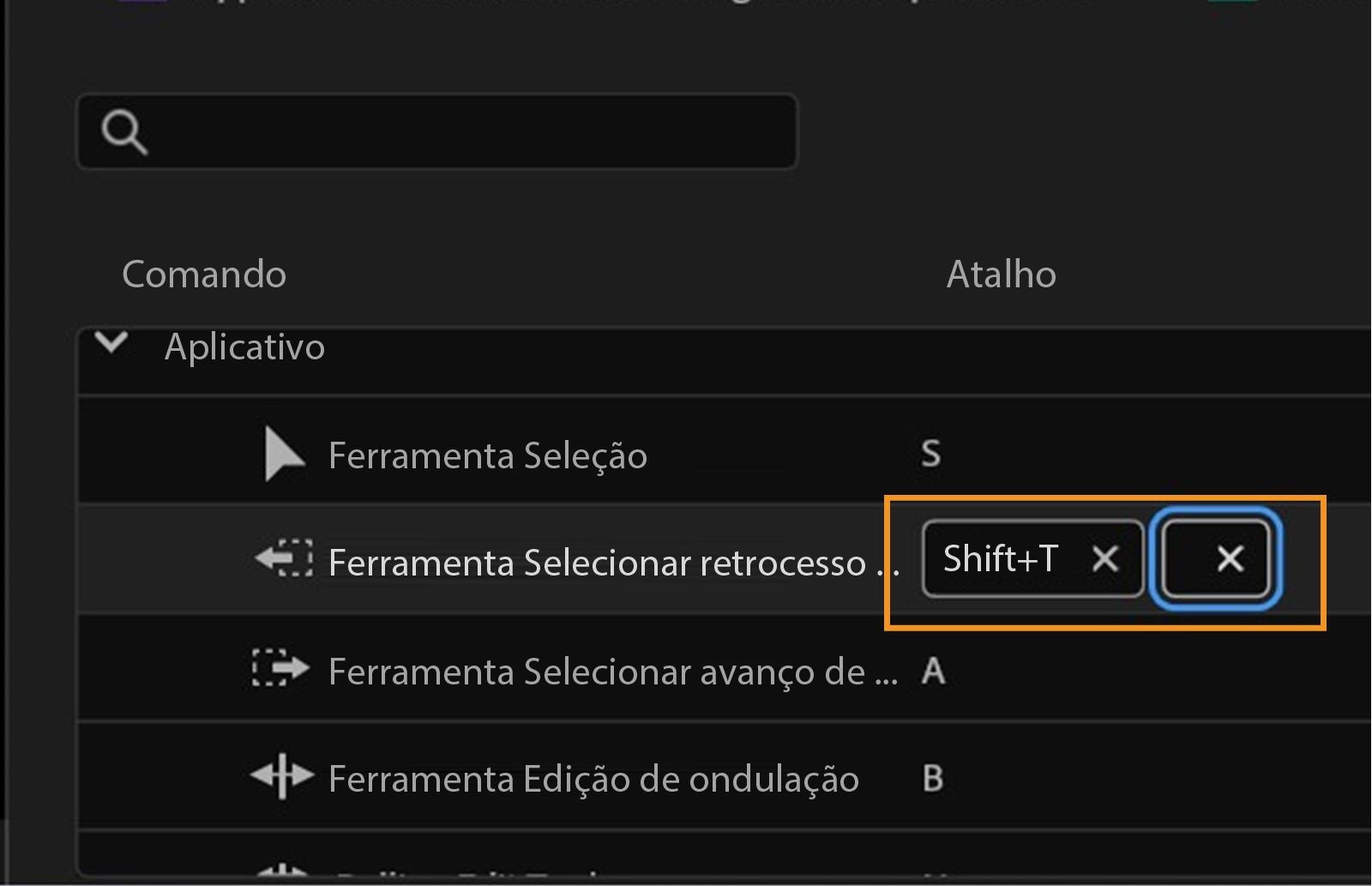 O painel exibe atalhos de teclado no Premiere Pro, onde você pode visualizar, definir ou remover teclas como Shift+T para a ferramenta Seleção de faixa para trás.