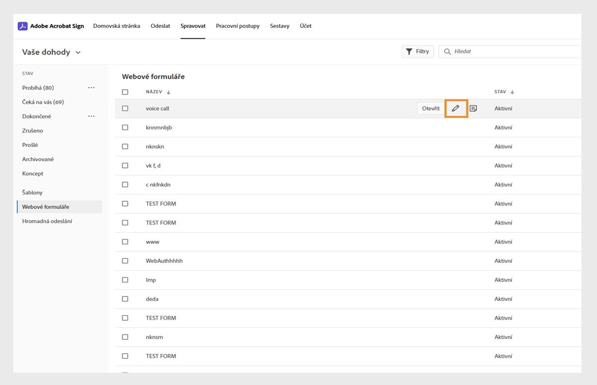 Stránka webových formulářů zobrazuje seznam formulářů, na který umístíte ukazatel myši a zobrazí se ikony nástrojů. Nástroj Upravit je zvýrazněný.