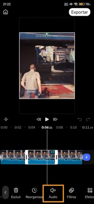 Botão de áudio destacado na barra de ferramentas com um clipe selecionado na linha do tempo.
