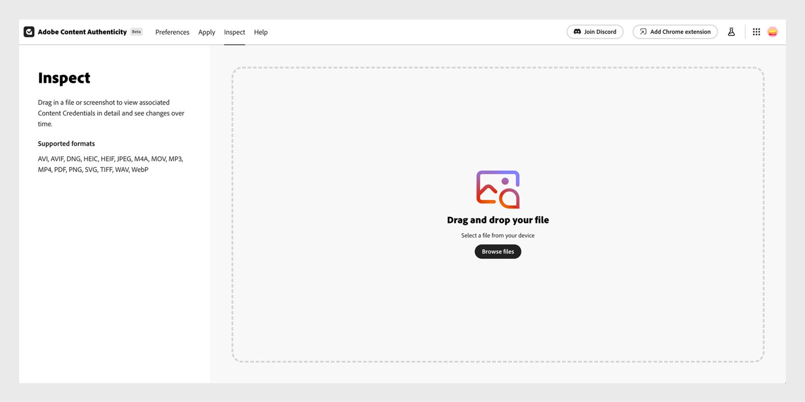 이 이미지는 Adobe Content Authenticity 검사의 홈 페이지입니다. 왼쪽 패널에는 지원되는 포맷에 대한 세부 정보가 표시되어 있고, 오른쪽 패널에는 콘텐츠를 업로드하는 섹션이 있습니다. 화면 중앙에 있는 검은색 파일 찾아보기 버튼을 선택하여 디바이스에서 파일을 선택합니다.  