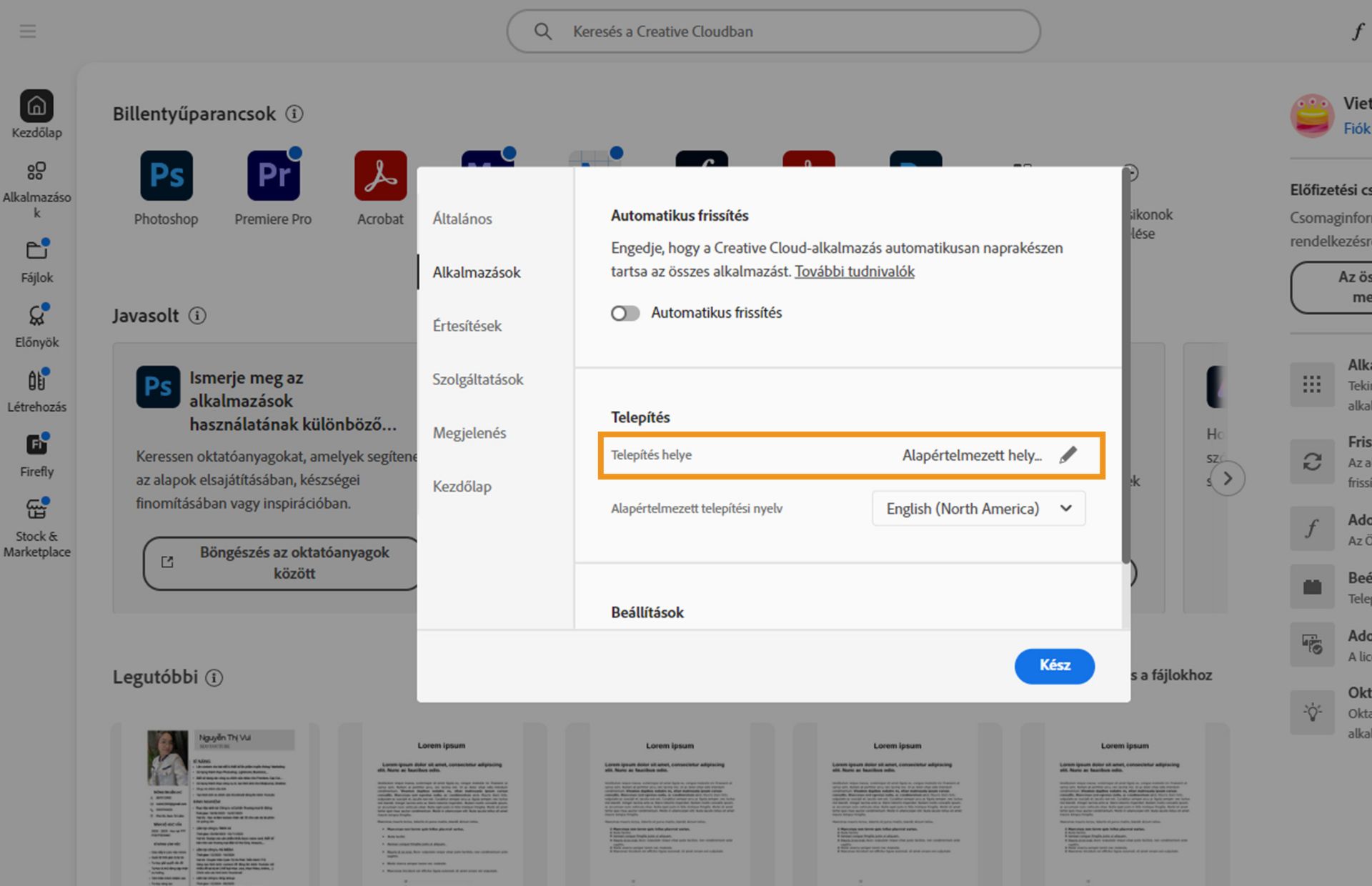 Az Adobe Creative Cloud beállítások panel megnyitva az „Alkalmazások&quot; fülön, kiemelve a „Telepítés&quot; részt, ahol a felhasználók beállíthatják az alapértelmezett telepítési helyet.