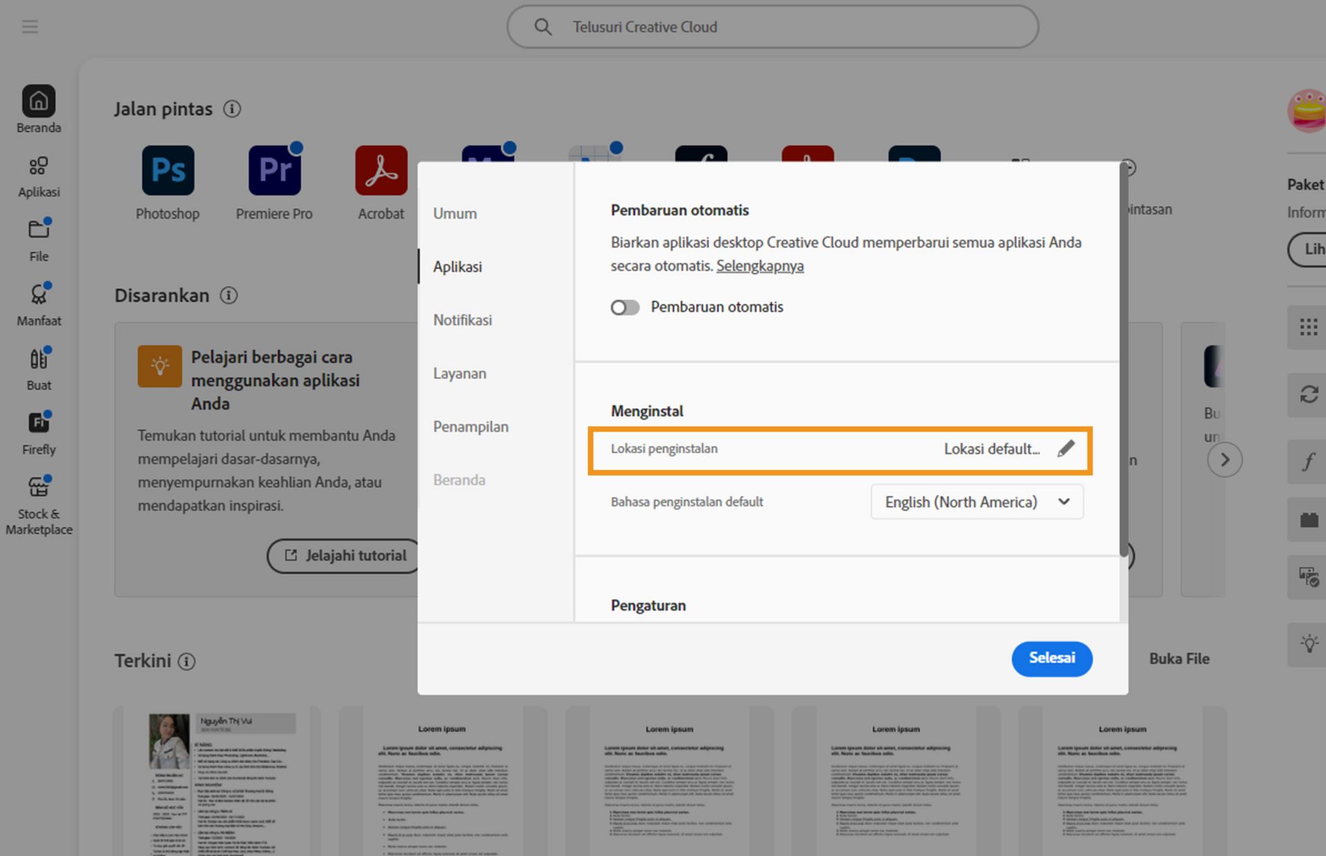 Panel preferensi Adobe Creative Cloud terbuka pada tab &quot;Aplikasi&quot;, menyorot bagian &quot;Menginstal&quot; di mana pengguna dapat mengatur lokasi instalasi default.