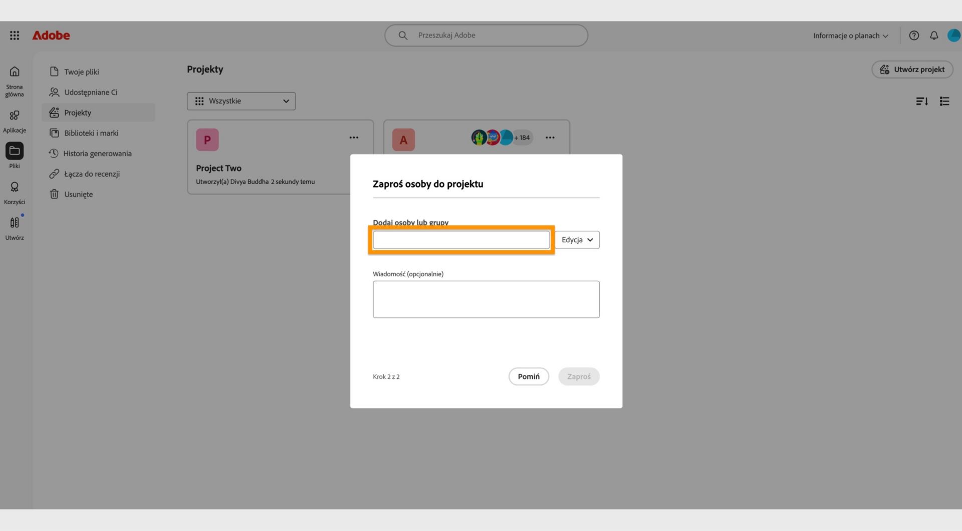 Miejsce do dodawania osób lub grup, wyróżnione w oknie dialogowym, umożliwia udostępnienie projektu innym osobom. 