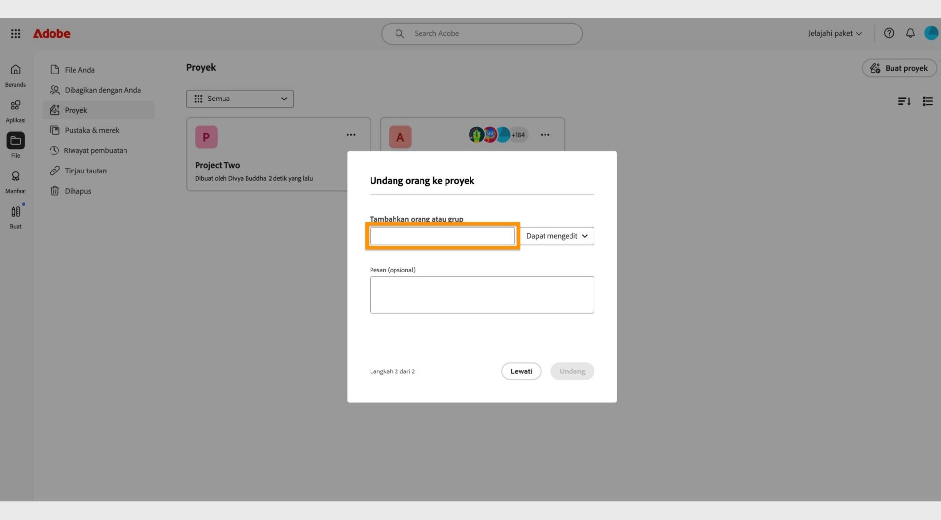 Ruang untuk menambahkan orang atau grup, yang disorot dalam kotak dialog, memungkinkan Anda membagikan proyek dengan orang lain. 