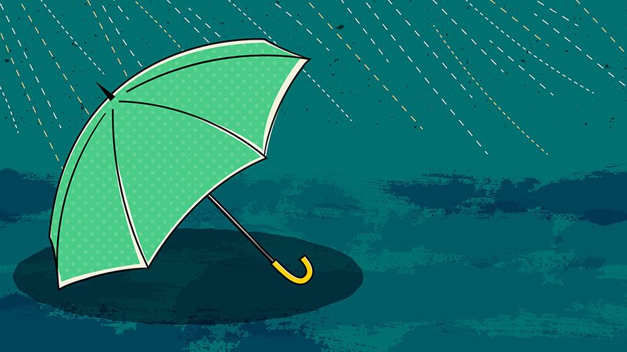 מטרייה בצבע ירוק בהיר מונחת על הקרקע בגשם. 