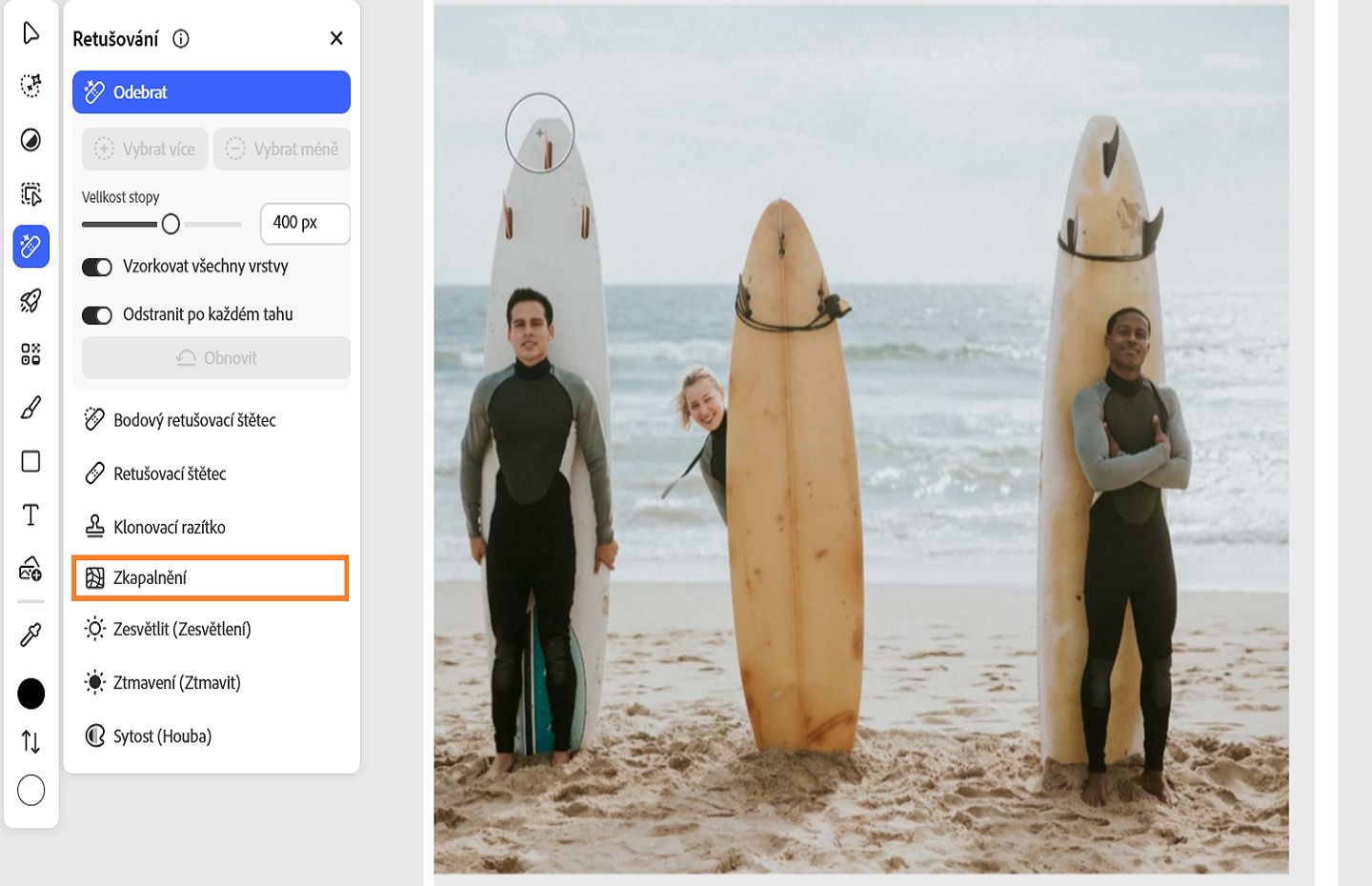 Panel Retušovat zobrazující zvýrazněný nástroj Zkapalnění, který se používá k deformaci, retušování a vylepšení obrázků.