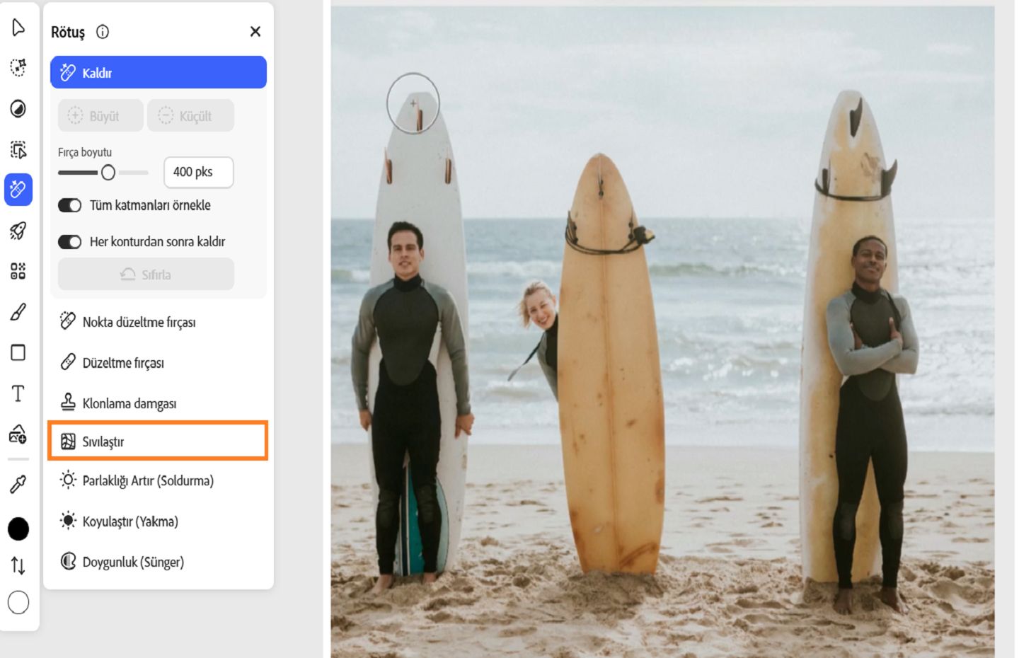 Rötuş panelinde görüntüleri deforme etmek, rötuşlamak ve geliştirmek için kullanılan, vurgulanmış Sıvılaştır aracı gösterilir.