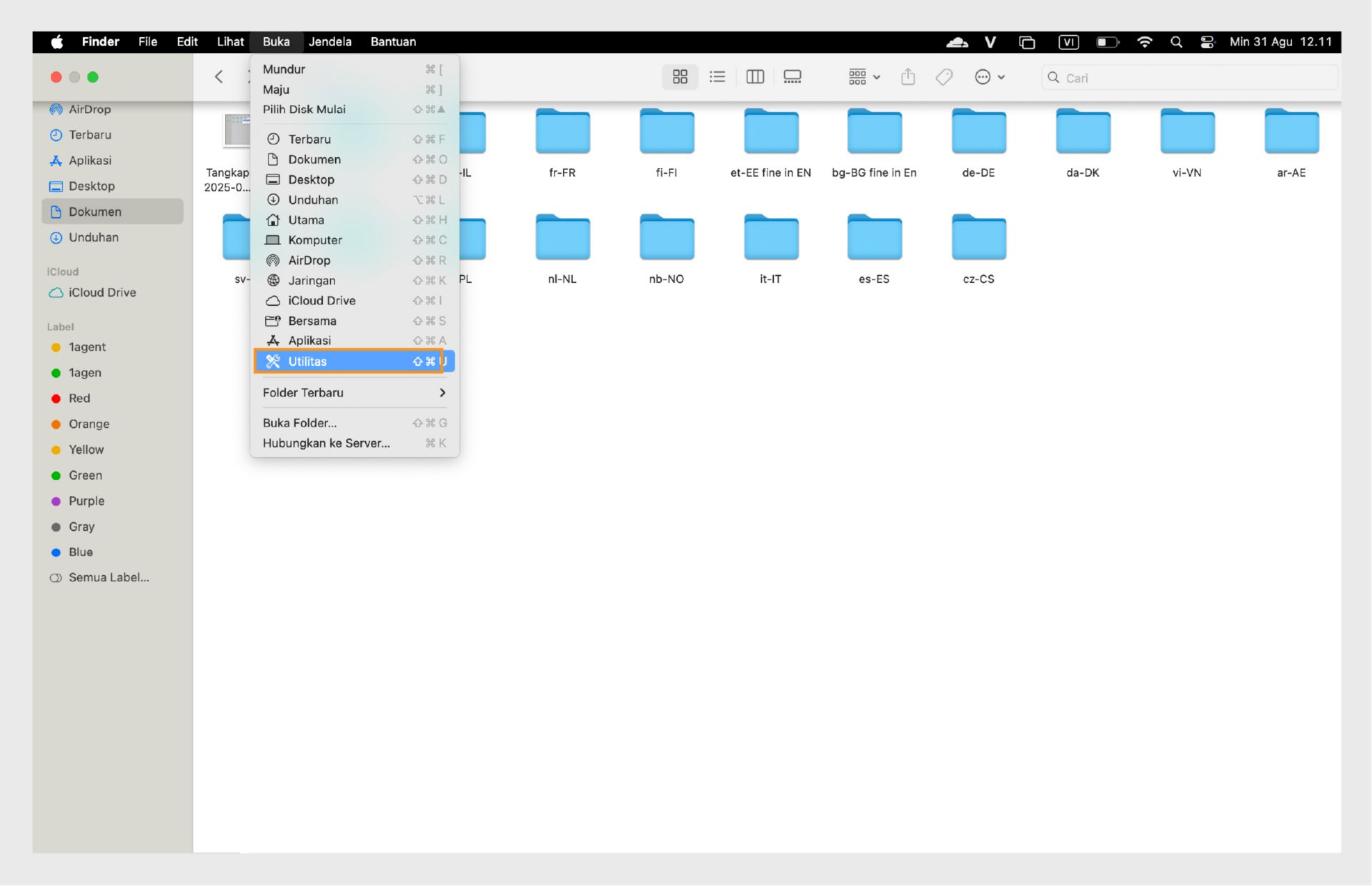 Jendela finder macOS menyorot folder Utilitas di bilah samping kiri.