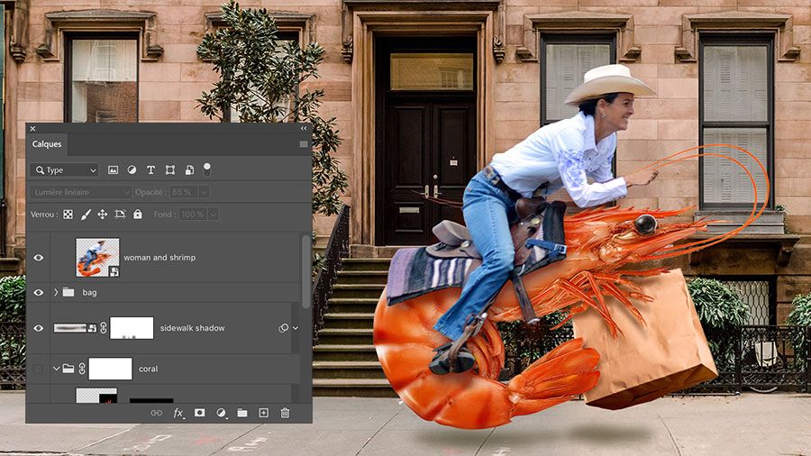 Plan de travail Photoshop avec la composition représentant la femme faisant du rodéo sur la crevette tenant un sac en papier dans une rue, avec le panneau Calques visible.