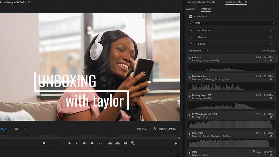 Dans le panneau Audio essentiel, le mot « intro » est saisi dans le champ de recherche. Le moniteur du programme affiche une jeune Africaine-américaine assise sur un canapé, avec un casque audio sur la tête et son téléphone en main.