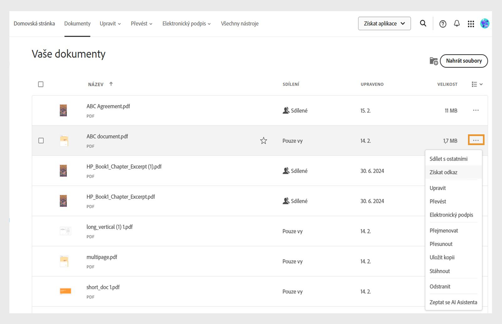 U souboru je vybrána nabídka Více, aby se zobrazil seznam nástrojů pro správu souborů, jako je Přejmenovat, Přesunout, Stáhnout a další.