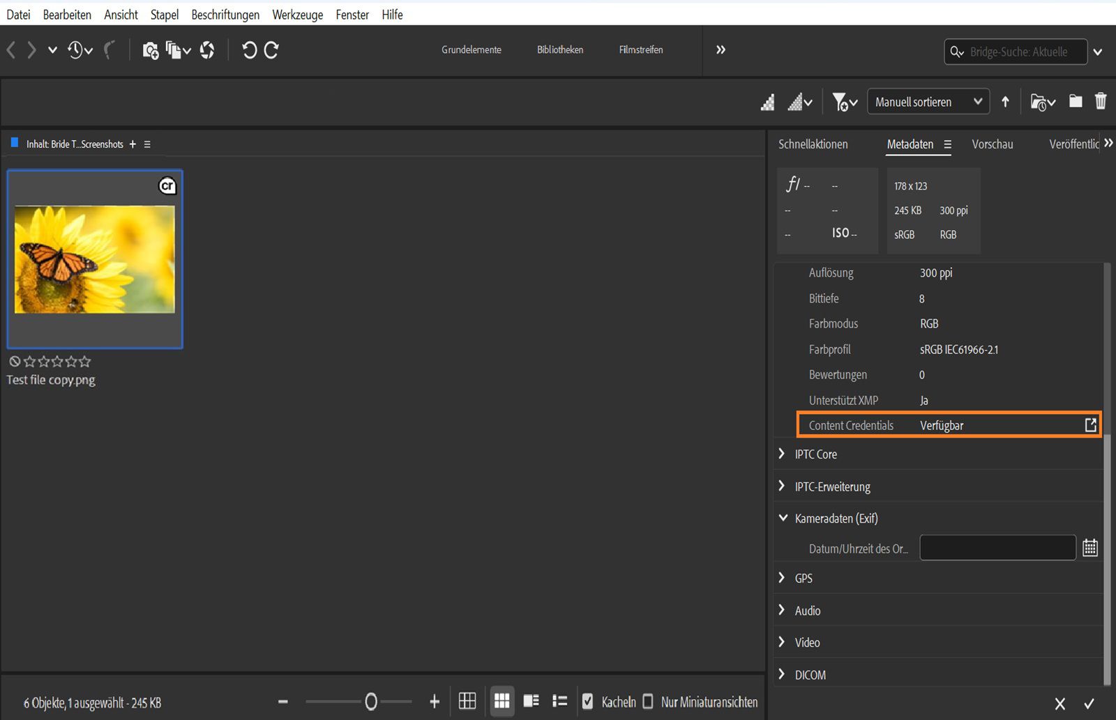 Das Inhaltsbedienfeld ist in Bridge geöffnet und zeigt das Medienelement an, für das Content Credentials aktiviert sind. Das Metadatenbedienfeld wird auf der rechten Seite des Bildschirms angezeigt und der Content Credentials-Status ist hervorgehoben.
