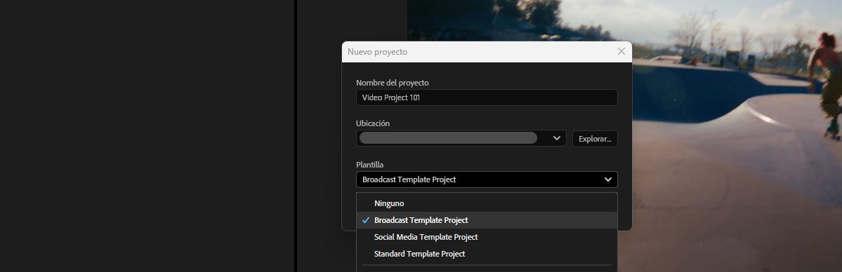 Cuadro de diálogo Nuevo proyecto con el menú desplegable Plantilla abierto y la opción Plantilla de proyecto de difusión seleccionada entre Ninguna, Medios sociales y Estándar.