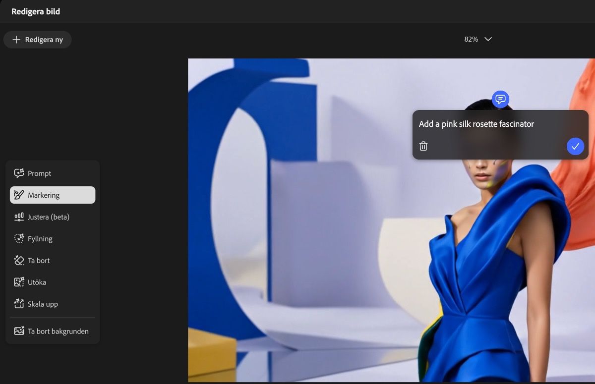  Sidan Redigera bild i Firefly med redigeringsverktygen Prompt, Markering, Precisionsflöde (beta), Fyllning, Ta bort, Utöka, Skala upp och Ta bort bakgrund i det vänstra fältet. Markup är valt och en prompt-bubbla är aktiv på bilden.