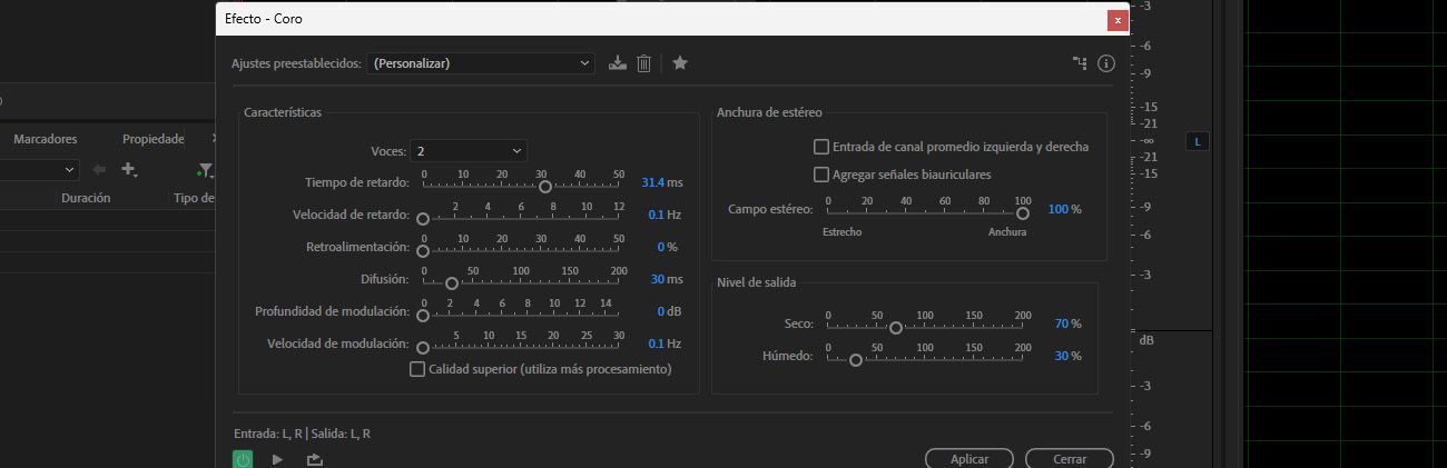 El cuadro de diálogo Coro está abierto, y options como Voces, Tiempo de retardo, Velocidad de retardo y Comentario están disponibles para ajustar el clip seleccionado.