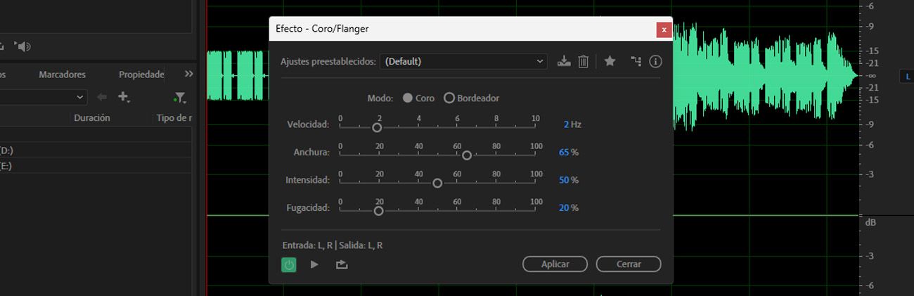 El cuadro de diálogo del efecto Coro/Flanger está abierto, y options como Velocidad, Anchura, Intensidad y Transitoriedad están disponibles para ajustar el clip de audio seleccionado.