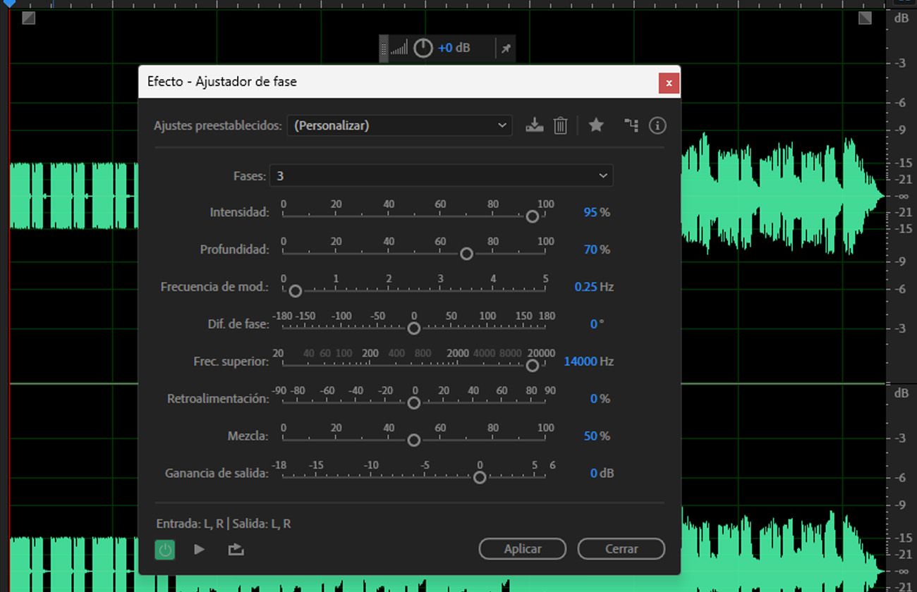 El cuadro de diálogo del efecto Phaser está abierto, con configuraciones como Intensidad, Profundidad, Velocidad de modulación, Diferencia de fase y más para modificar el clip de audio seleccionado.
