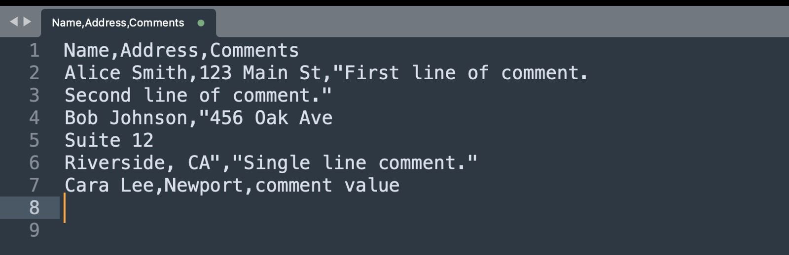 CSV 文件显示用双引号括起来的多行字段值，以在数据合并期间保留换行符。