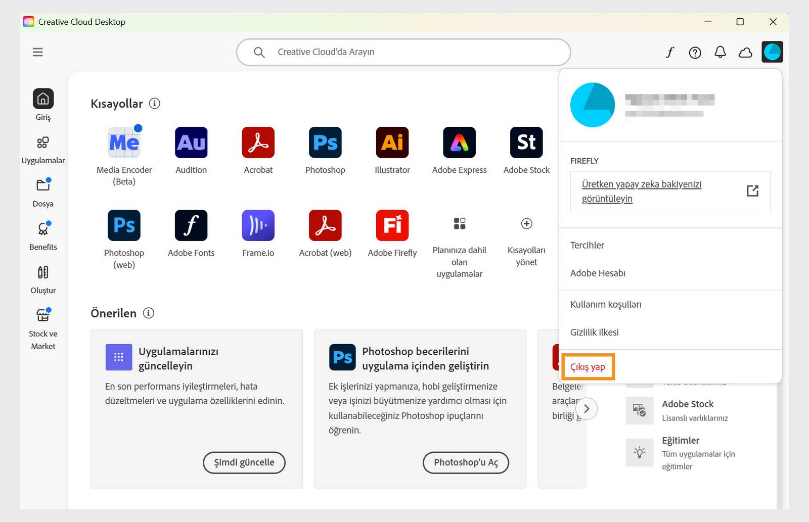 Sağ üst köşede bulunan Hesap menüsü düğmesi, Creative Cloud masaüstü uygulamasından çıkış yapma seçeneğini sunar.