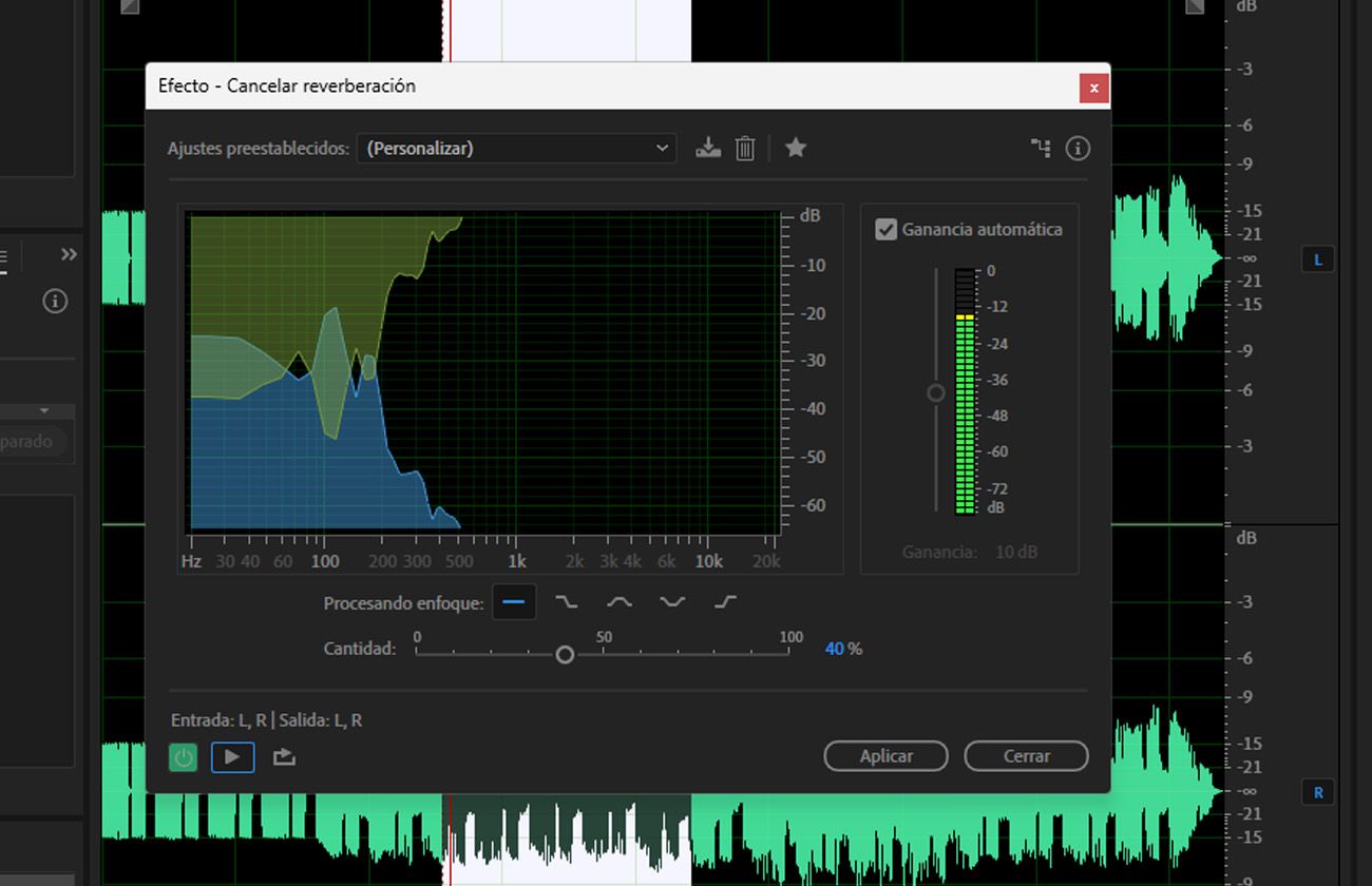 El cuadro de diálogo del efecto DeReverb está abierto, con options para estimar el perfil de reverberación y ajustar la cantidad de reverberación.