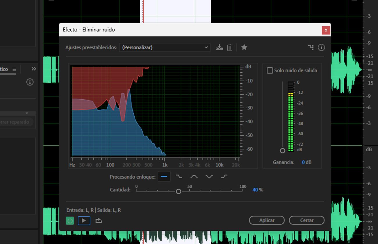 El cuadro de diálogo del efecto DeNoise está abierto y hay controles para reducir o eliminar completamente el ruido del archivo de audio.