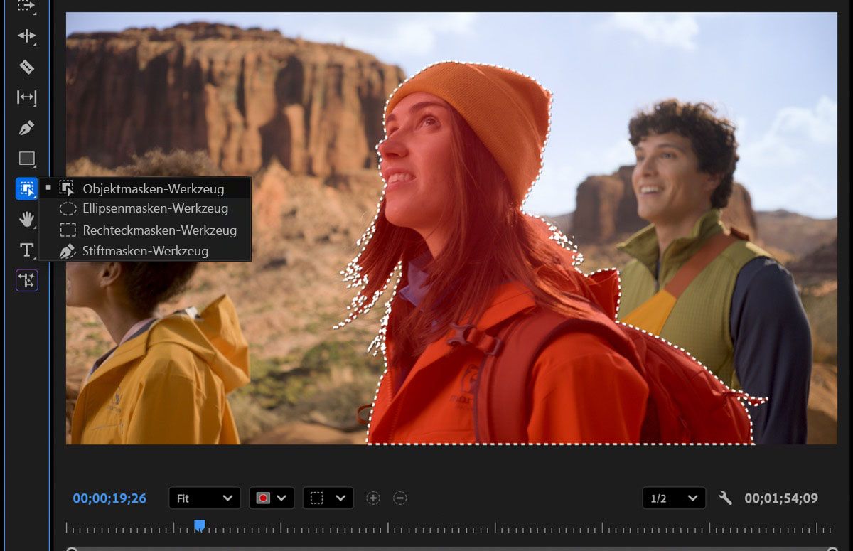 Das Werkzeug „Objektmaske“ ist in der Symbolleiste ausgewählt und eine Person ist mit einer gepunktete Maske im Programm-Monitor umrissen.