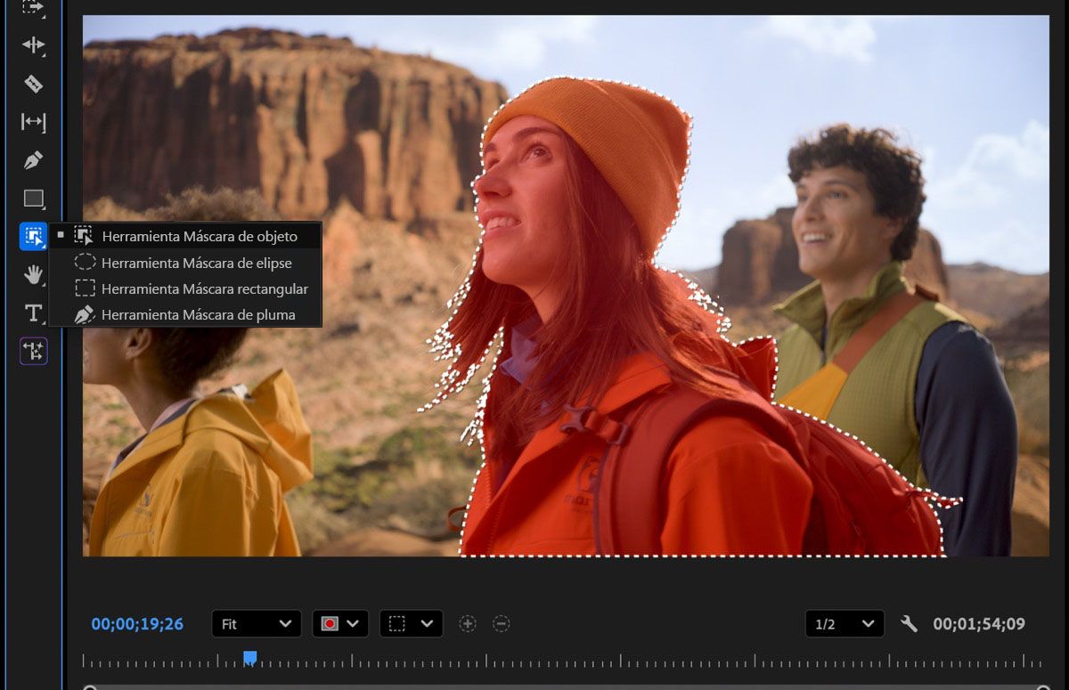 Herramienta Máscara de objeto seleccionada en la barra de herramientas, con una persona delineada por una máscara punteada en el Monitor del programa.