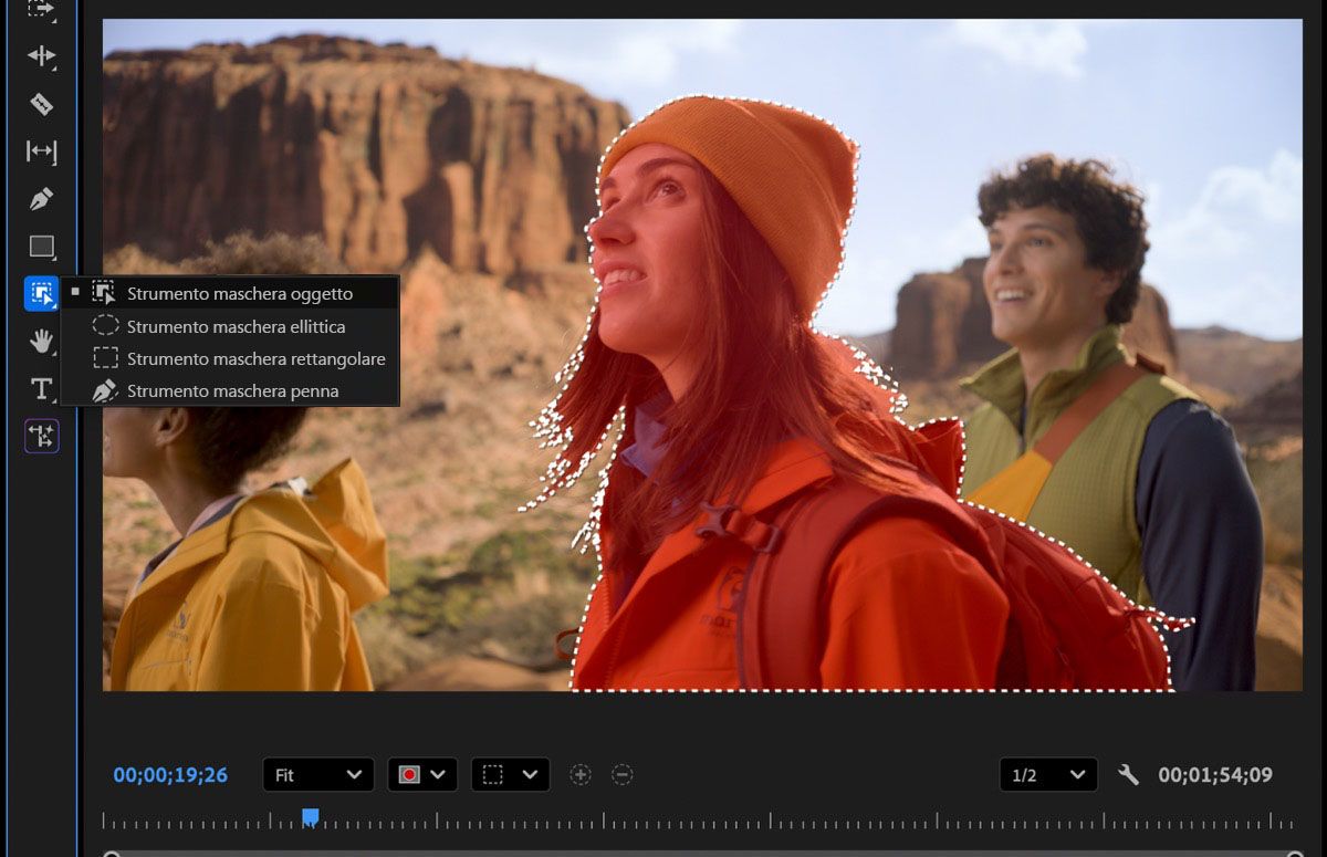 Strumento Maschera oggetto selezionato nella barra degli strumenti, con una persona delineata da una maschera tratteggiata nel Monitor programma.