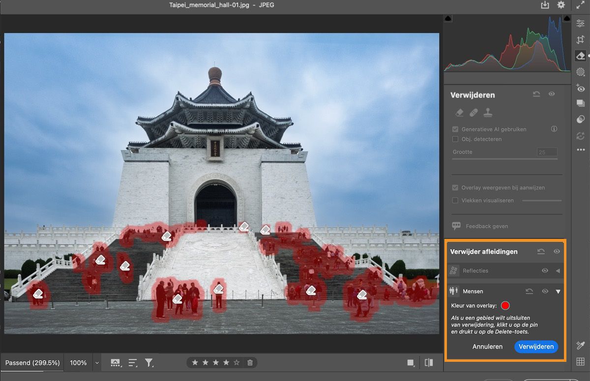 een monument met een complexe architectuur onder een levendige blauwe hemel; op de voorgrond worden mensen gemarkeerd met een rode overlay om afleidingen te verwijderen; rechts bevinden zich elementen van de gebruikersinterface, zoals histogram, reflectie-instellingen en hulpmiddelen voor het verwijderen van afleidingen.