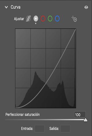 El regulador Perfeccionar saturación está establecido en 100 (de forma predeterminada) en Curva de puntos. 