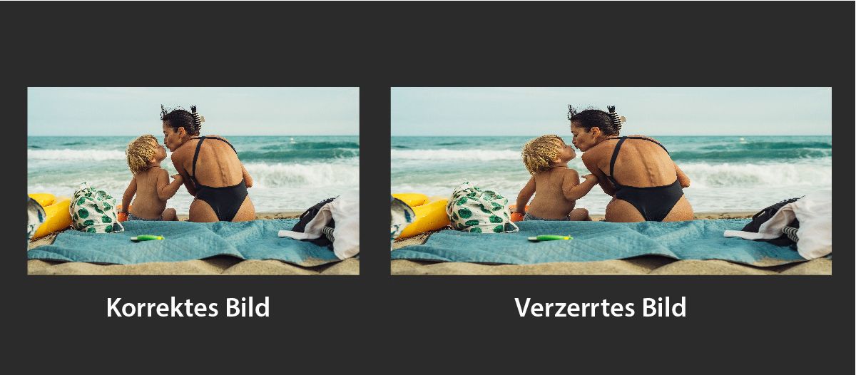 Nebeneinander-Vergleich zweier Bilder einer Frau und eines Kindes, die am Strand sitzen. Das linke Bild hat korrekte Proportionen; das rechte Bild erscheint aufgrund eines falschen Seitenverhältnisses gestreckt und verzerrt.