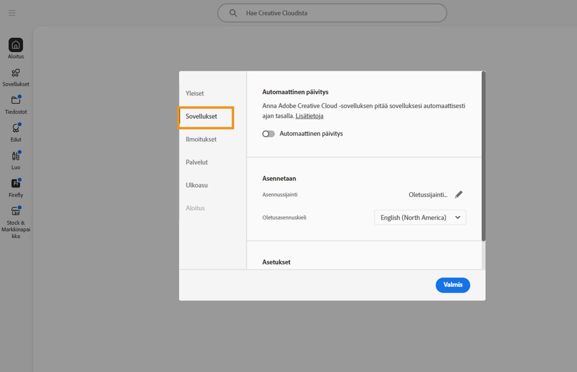 Adobe Creative Cloud -asetusten paneeli auki ”Sovellukset”-välilehdellä. Siinä näkyvät vaihtoehdot automaattiselle päivitykselle, asennussijainnille ja kaistanleveyden käytölle.