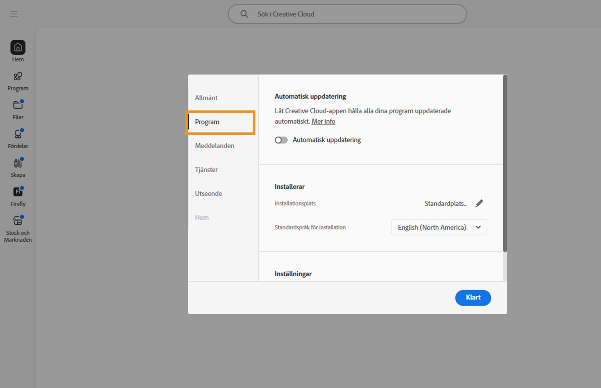 Adobe Creative Cloud-inställningspanelen öppen på fliken Appar, som visar alternativ för automatisk uppdatering, installationsplats och bandbreddsanvändning.