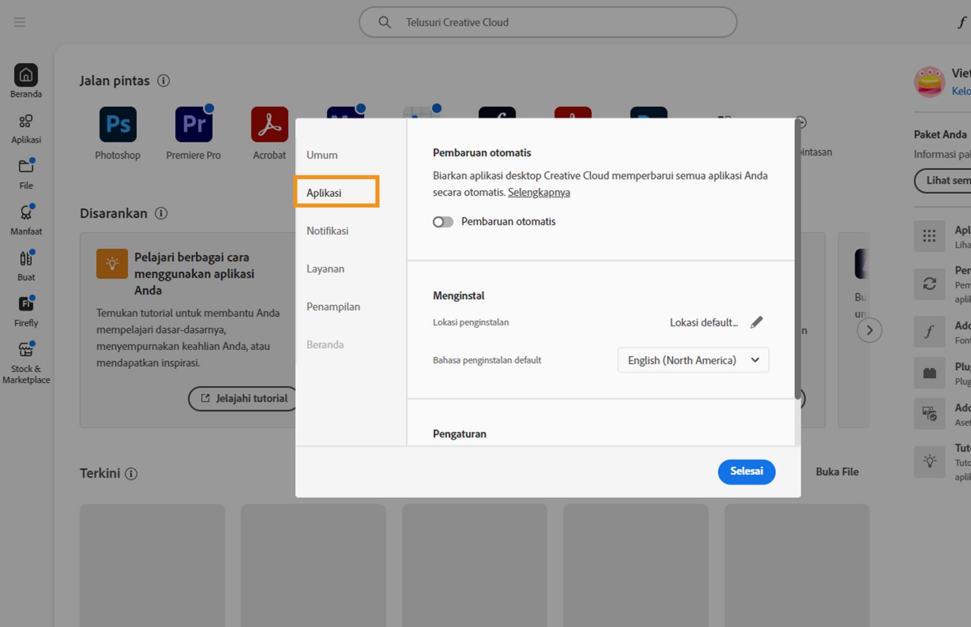 Panel preferensi Adobe Creative Cloud terbuka pada tab &quot;Aplikasi&quot;, menampilkan opsi untuk pembaruan otomatis, lokasi instalasi, dan penggunaan bandwidth.