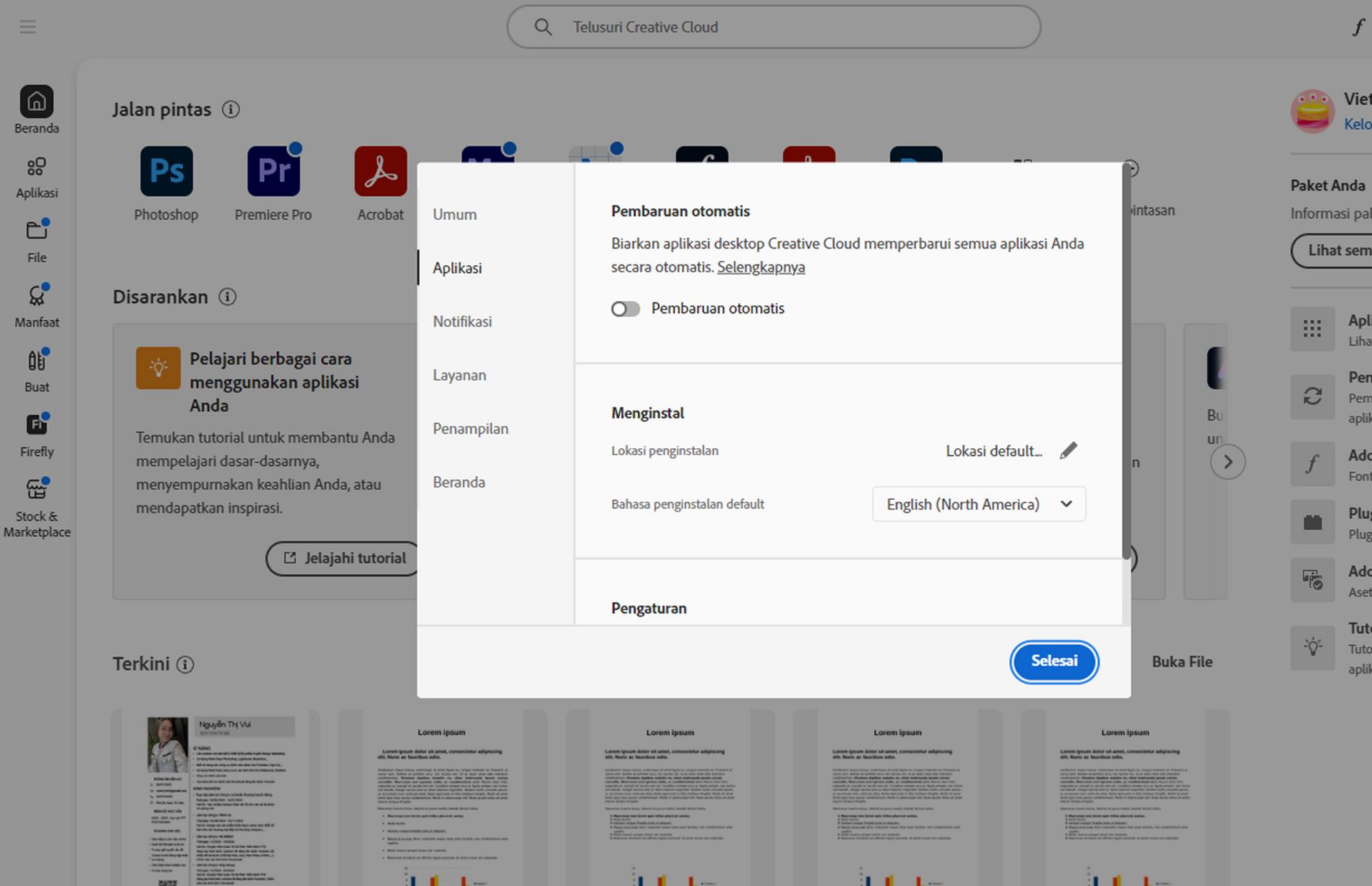 Panel preferensi Adobe Creative Cloud terbuka pada tab &quot;Bahasa&quot;, menyoroti opsi untuk mengatur bahasa instalasi aplikasi default.