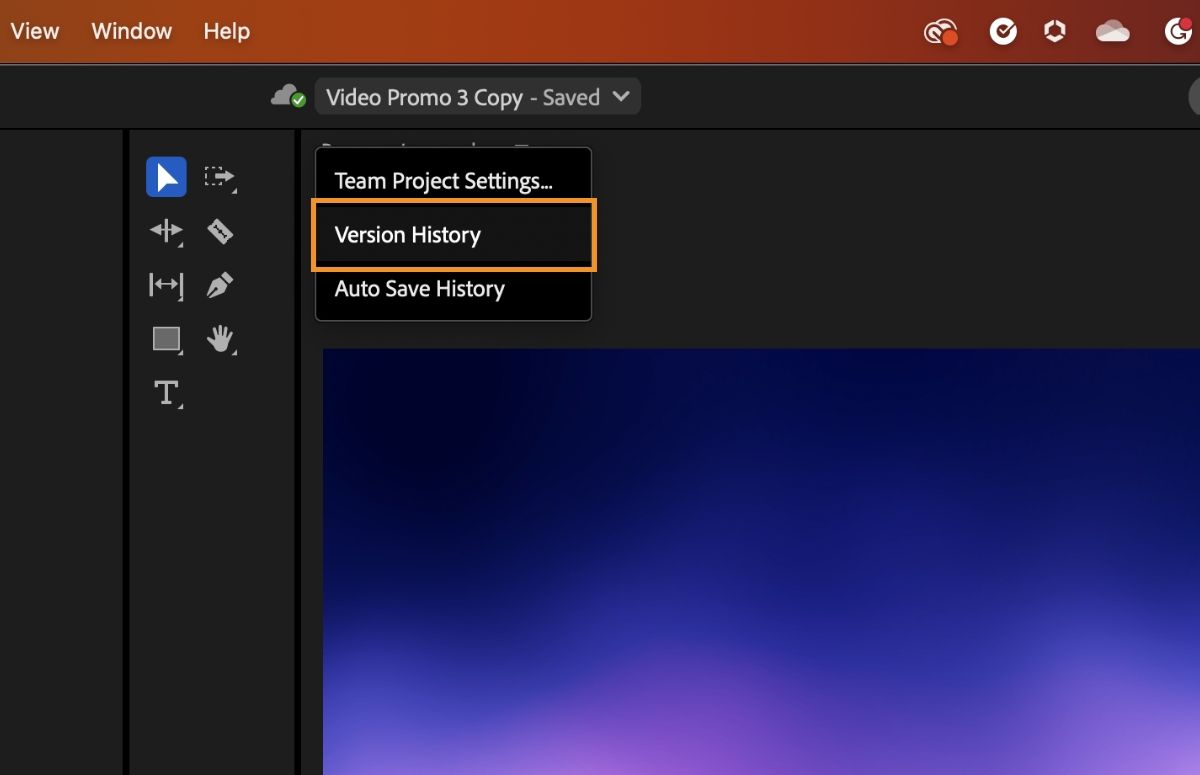 Schermata che mostra il menu Impostazioni Team Projects, la Cronologia versioni e la Cronologia del salvataggio automatico a cui è possibile accedere dalla barra dell’intestazione di Premiere Pro.