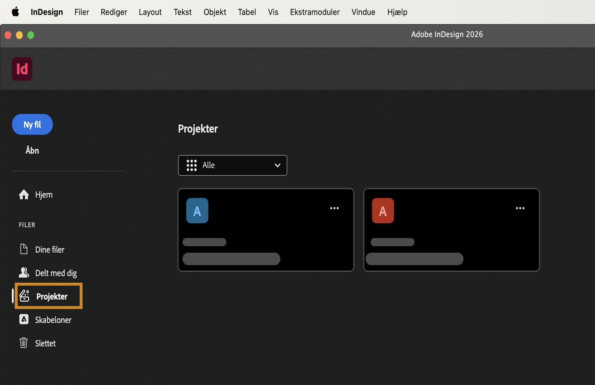 InDesign Projekter-arbejdsrum viser venstre sidepanel med muligheder som Ny fil, Åbn, Start, Dine filer, Delt med dig, Projekter, Skabeloner og Slettet. Hovedområdet viser projektkort, der er slørede. 