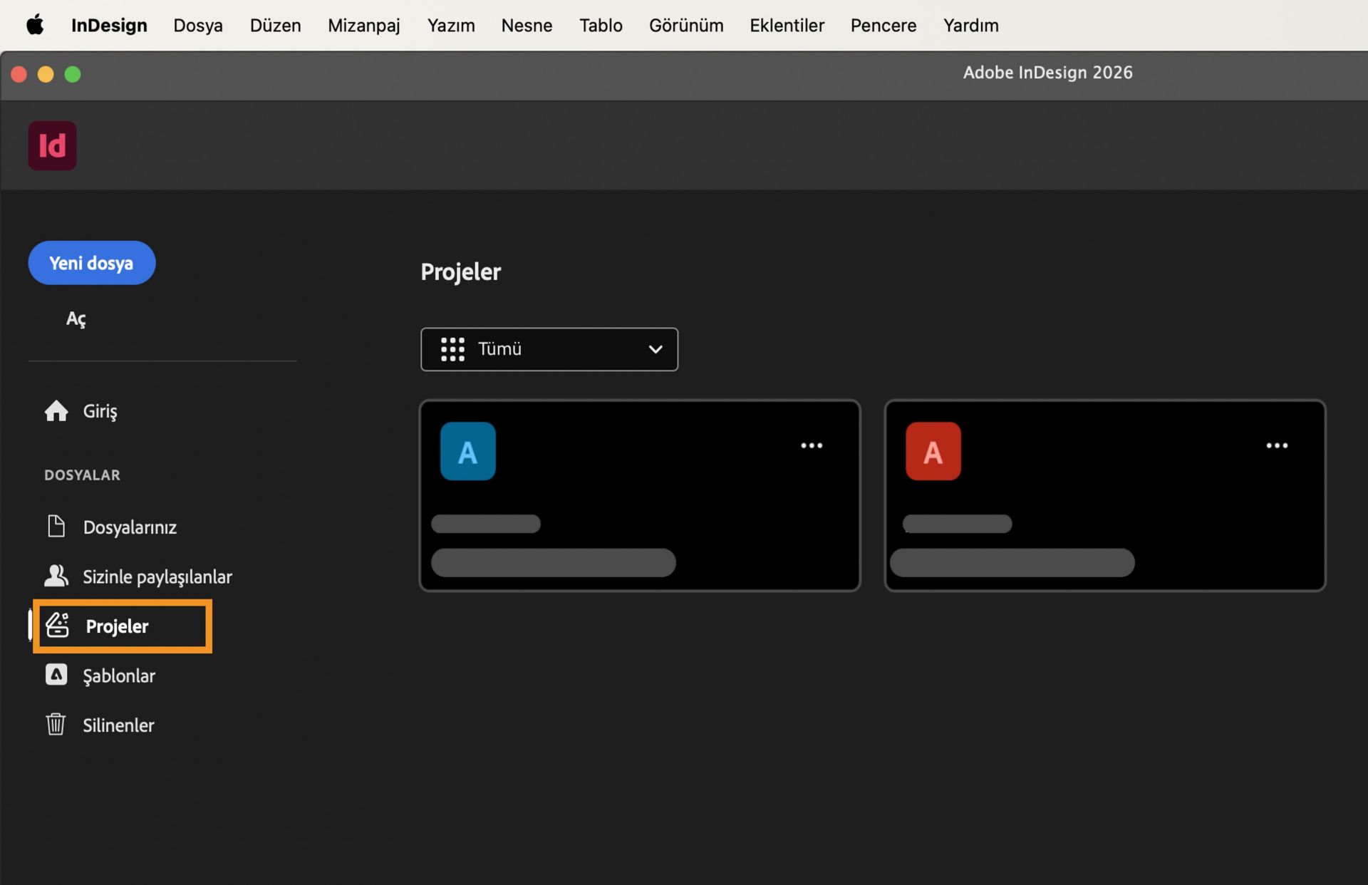 InDesign Projeler çalışma alanının sol kenar çubuğunda Yeni Dosya, Aç, Ana Sayfa, Dosyalarınız, Sizinle paylaşılanlar, Projeler, Şablonlar ve Silinenler gibi seçenekler görüntüleniyor. Ana alanda bulanıklaştırılmış proje kartlarını gösteriliyor.  