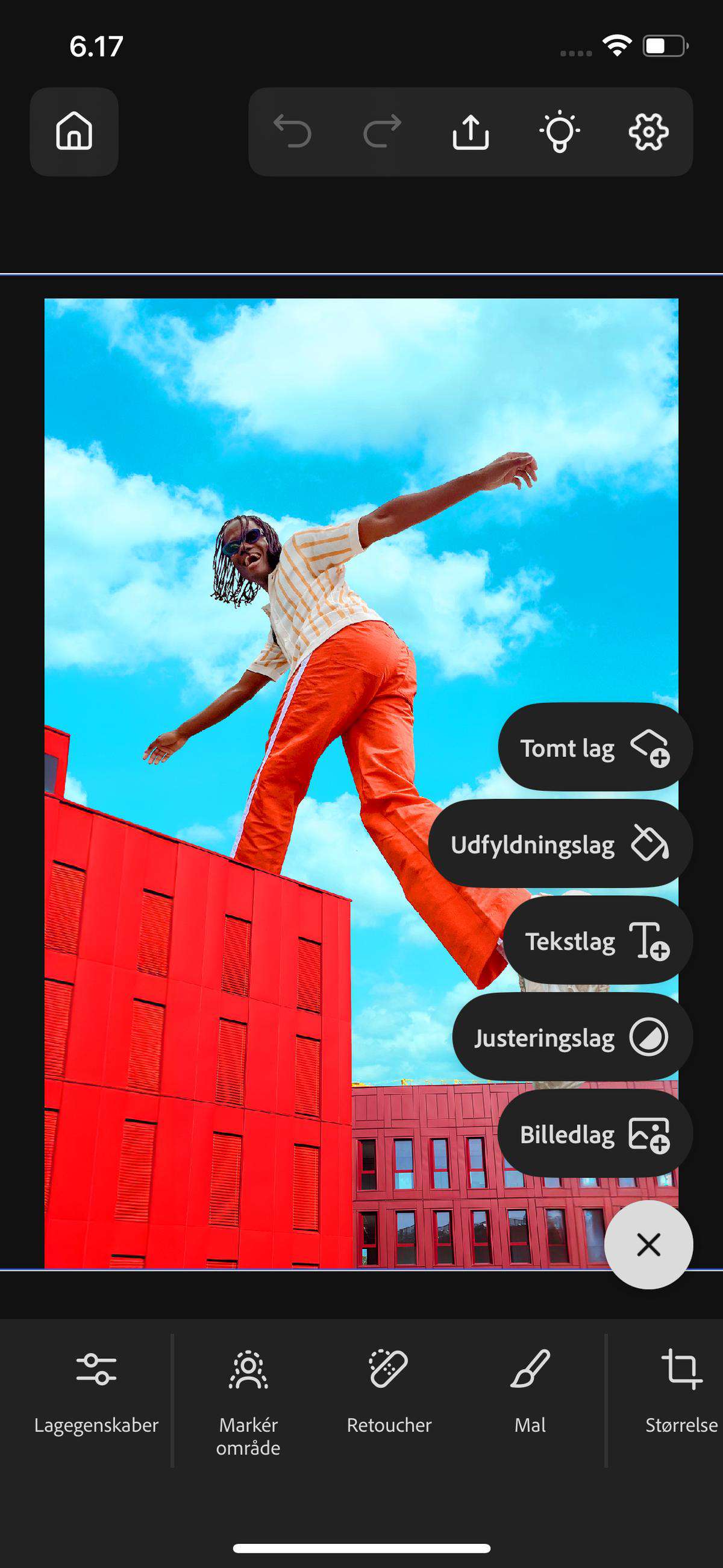 Menuen Tilføj lag åbnes og viser indstillinger til at tilføje et nyt tomt lag, et udfyldningslag, et tekstlag m.m. 